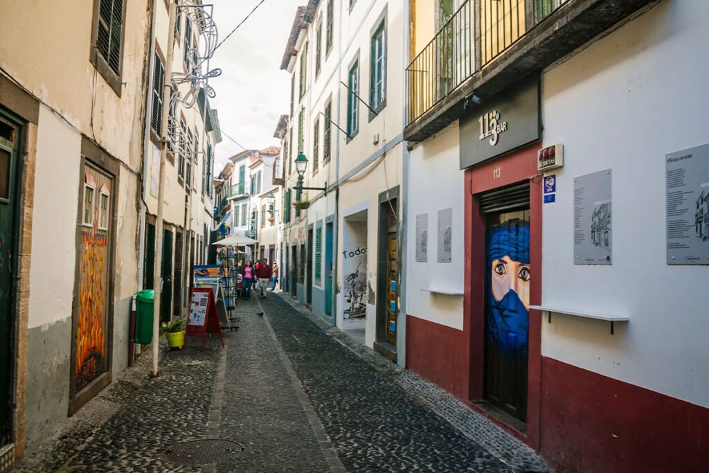 Najsłynniejszą ulicą w centrum miasta Funchal jest Rua de Santa Maria