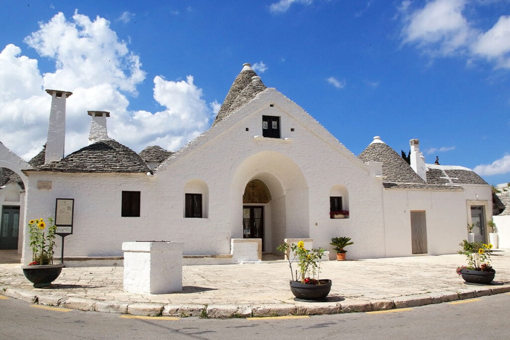 Ten budynek jest jednym z najczęściej odwiedzanych trulli w Alberobello