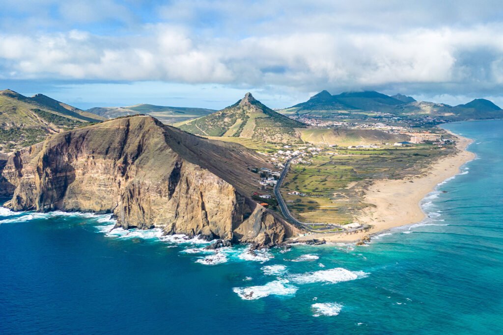 Będąc w Funchal, warto popłynąć statkiem na wyspę Porto Santo