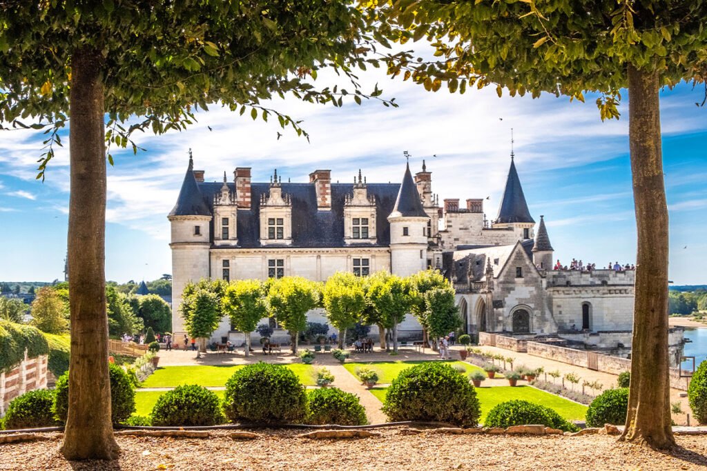 Na szlaku prowadzącym przez dolinę Loary znajdują się historyczne miasta, na przykład Nantes, Amboise czy Tours