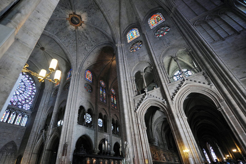 Wnętrza Katedry Notre Dame zdobią piękne, kolorowe witraże