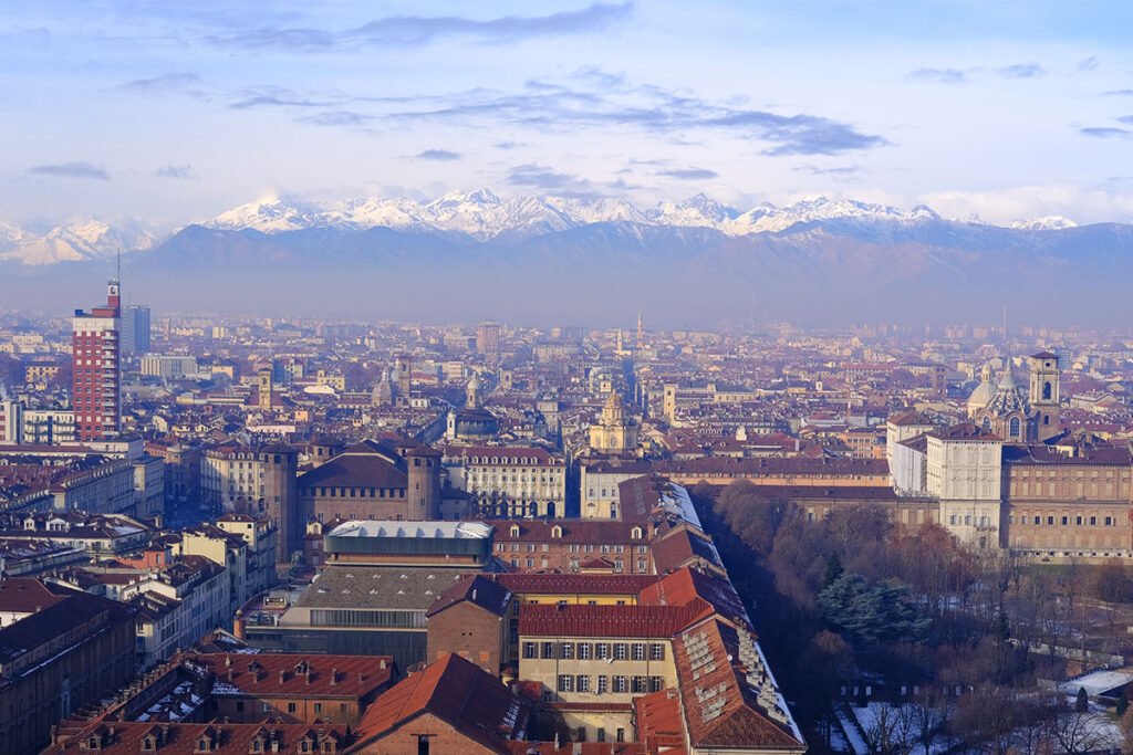 Zwiedzając Turyn warto wsiąść w panoramiczną windę i wjechać na taras widokowy Mole Antonelliana