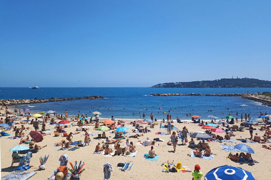 Jedną z ulubionych plaż rodzin z dziećmi znajdziesz w Antibes