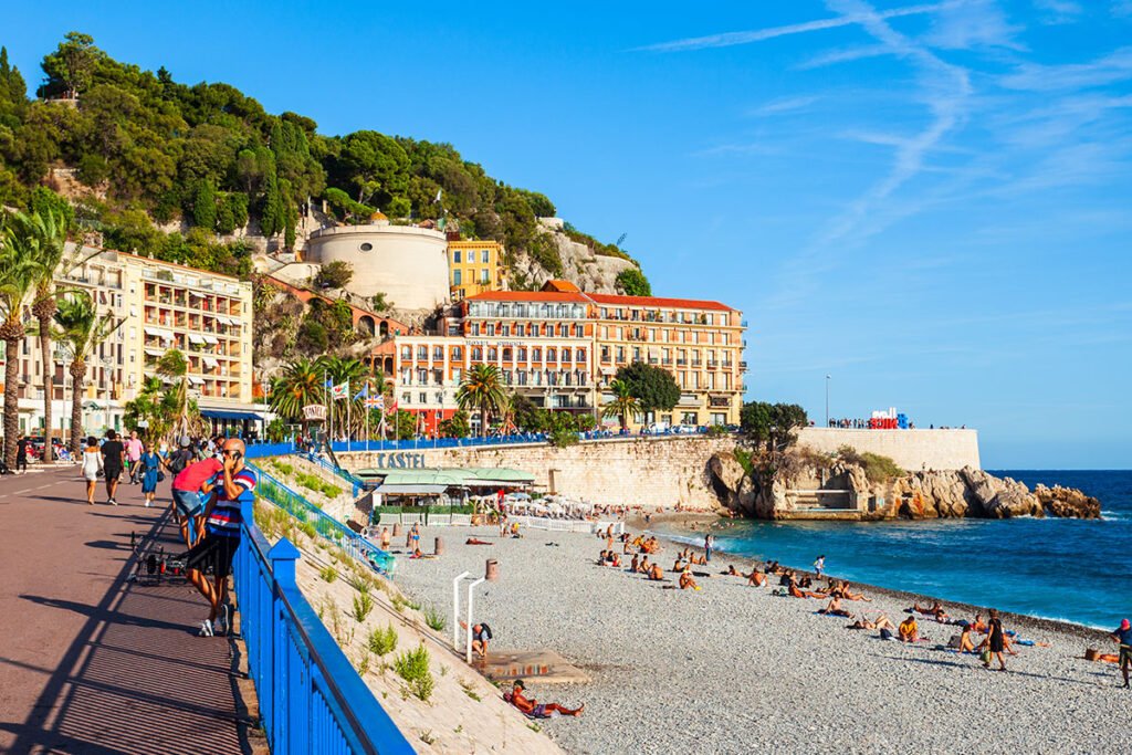 Na plażę w Nicei bez problemu możesz dotrzeć pieszo, ponieważ znajduje się ona w bezpośrednim sąsiedztwie miasta