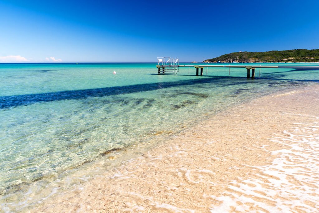 Piękna, piaszczysta plaża Pampelonne niedaleko Saint-Tropez, Lazurowe Wybrzeże