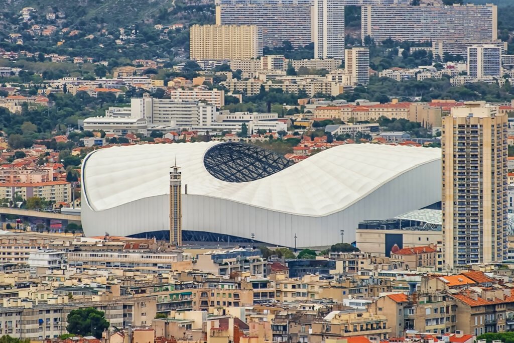 Panorama miasta z widokiem na futurystyczną budowlę Orange Vélodrome