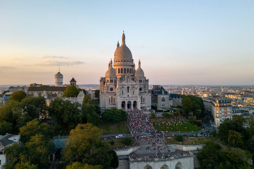 Widok na wzgórze Montmartre i bazylikę Sacré-Cœur, Paryż