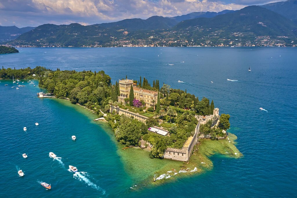 Tysiące turystów przebywających nad Gardą zachwyca się pięknym widokiem Isola del Garda