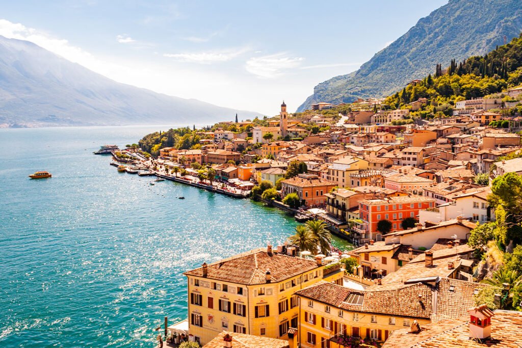 Limone sul Garda to jedno z najpopularniejszych miasteczek na zachodnim brzegu jeziora