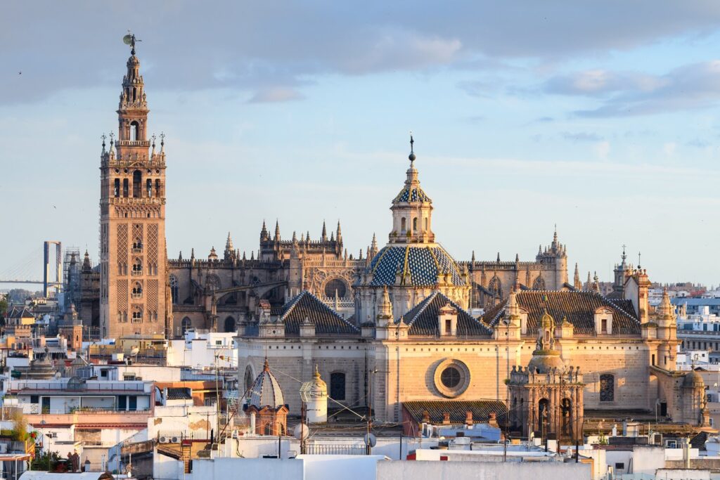 Katedra w Sewilli z wieżą Giralda to największa gotycka świątynia na świecie