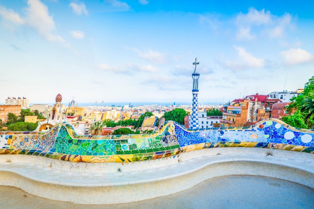 Mozaikowa ławka na tarasie Parku Güell