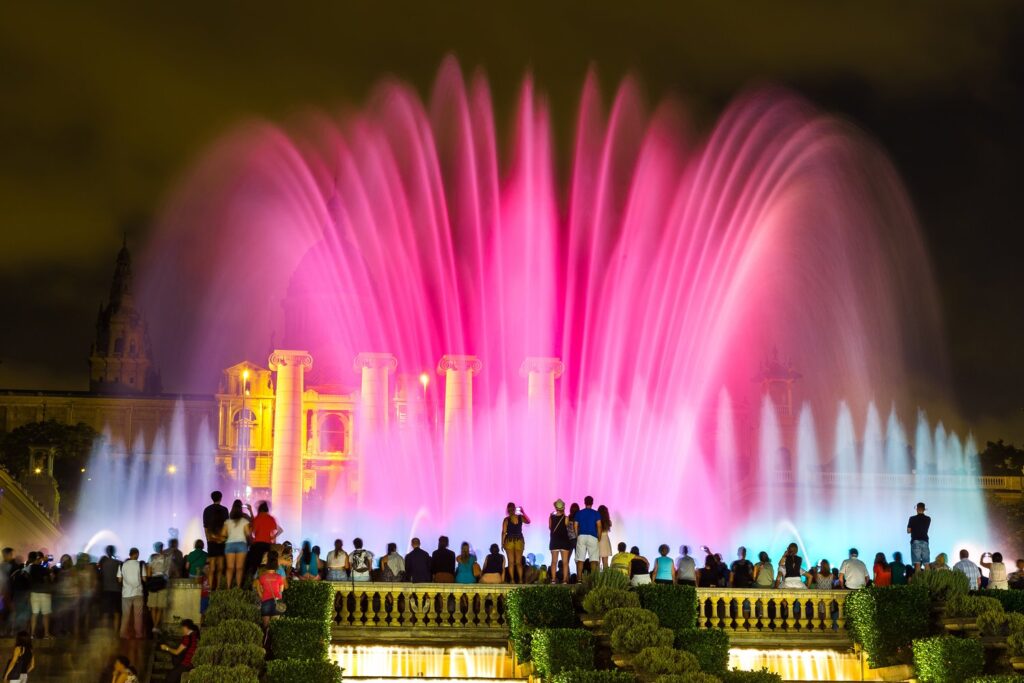 Pokaz światła i wody przy Magicznej Fontannie na wzgórzu Montjuïc