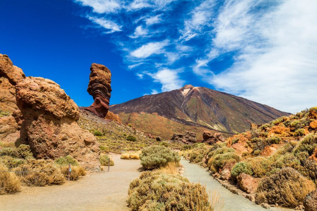 Skała Roque Cinchado z wulkanem Teide w tle to najbardziej znany widok Parku Narodowego Teide