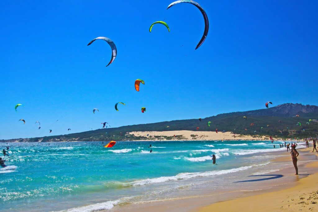 Kitesurferzy na plaży w Tarifie na wybrzeżu Costa de la Luz