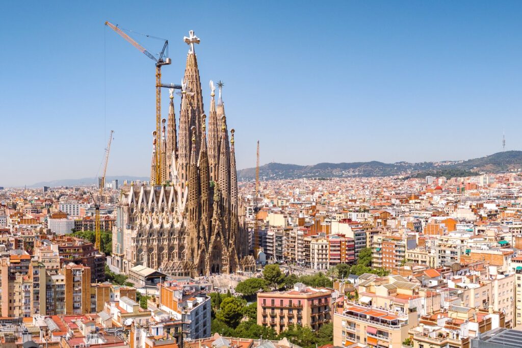 Sagrada Familia góruje nad dzielnicą Eixample
