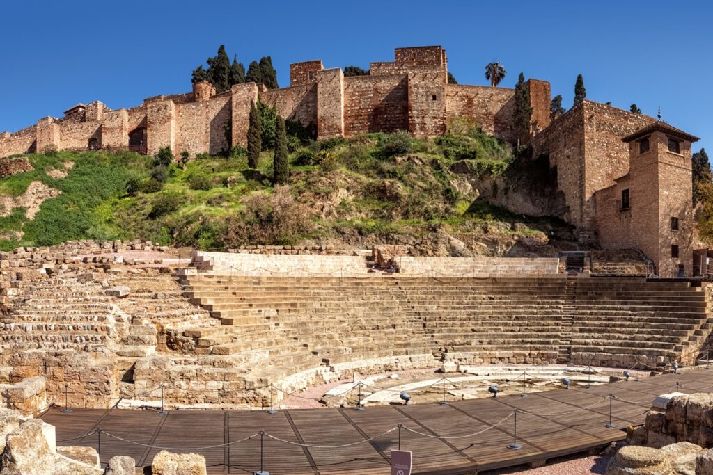 Alcazaba w Maladze góruje nad Teatrem Rzymskim