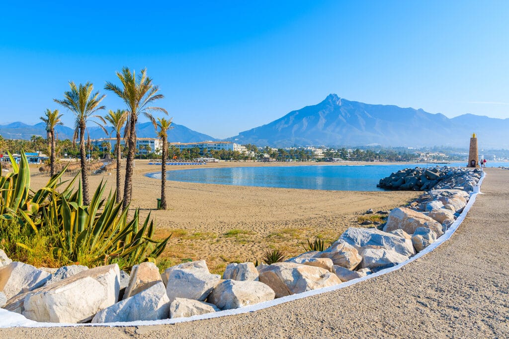 Plaża w Marbelii, niedaleko Puerto Banus (Costa del Sol)