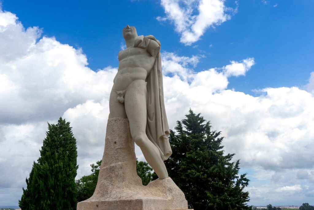 Posąg cesarza Trajana w heroicznej pozie przypomina, że urodził się on w Italice