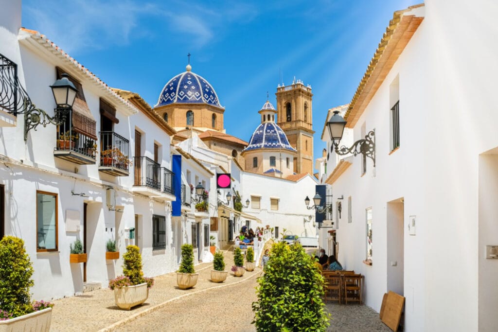 Dom w Hiszpanii - Czym się wyróżnia ten typ zabudowy?