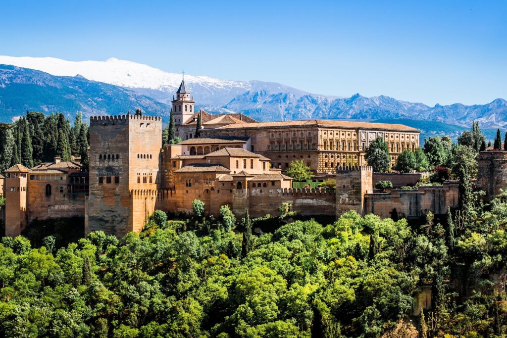 Alhambra na tle ośnieżonych szczytów Sierra Nevada to symbol Granady i całej Andaluzji