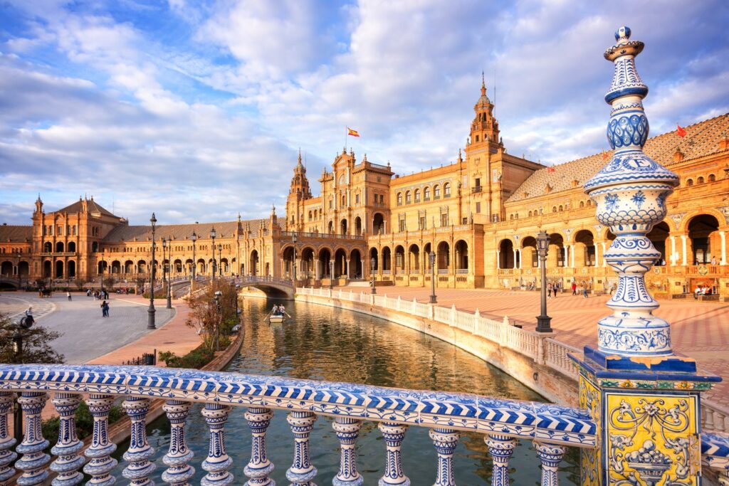 Plaza de España w Sewilli to jeden z najbardziej fotogenicznych placów w Hiszpanii