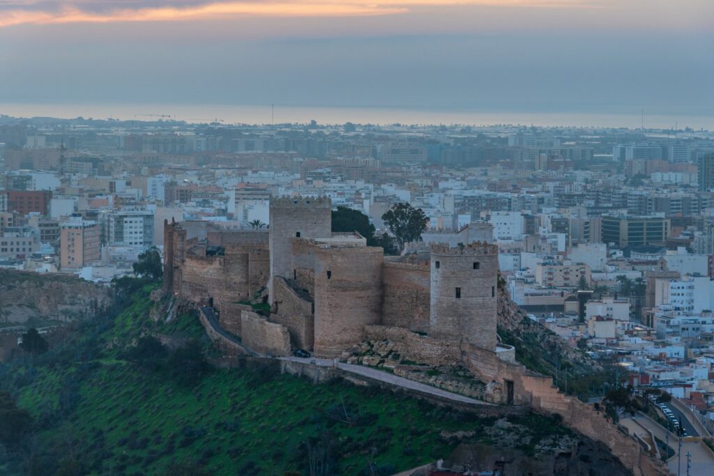 Alcazaba w Almerii góruje nad miastem