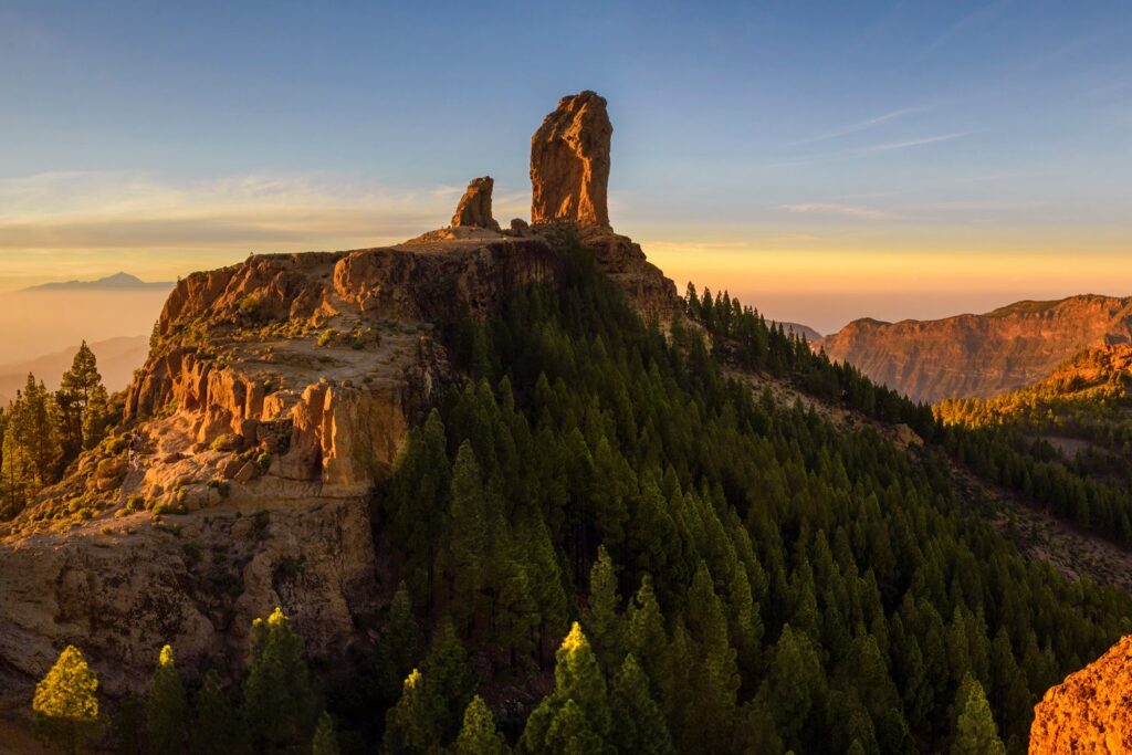 Roque Nublo o zachodzie słońca