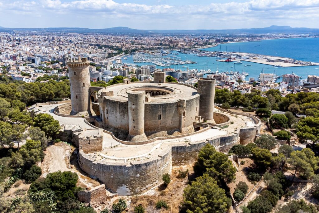 Okrągły zamek Bellver góruje nad zatoką Palma de Mallorca