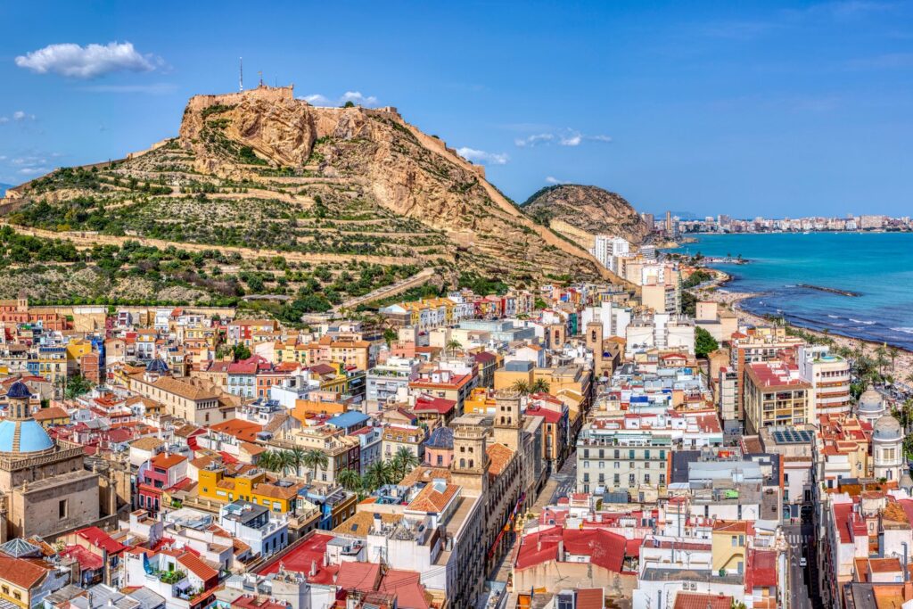 Zamek św. Barbary góruje nad Alicante ze szczytu Benacantil