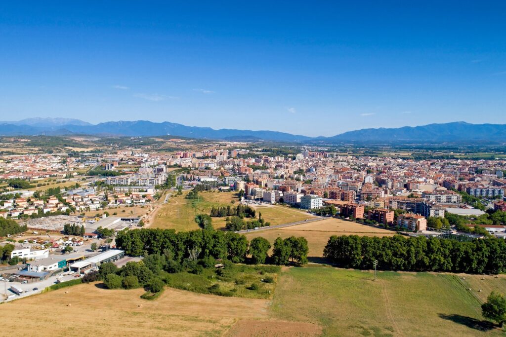 Panorama Figueres na tle Pirenejów