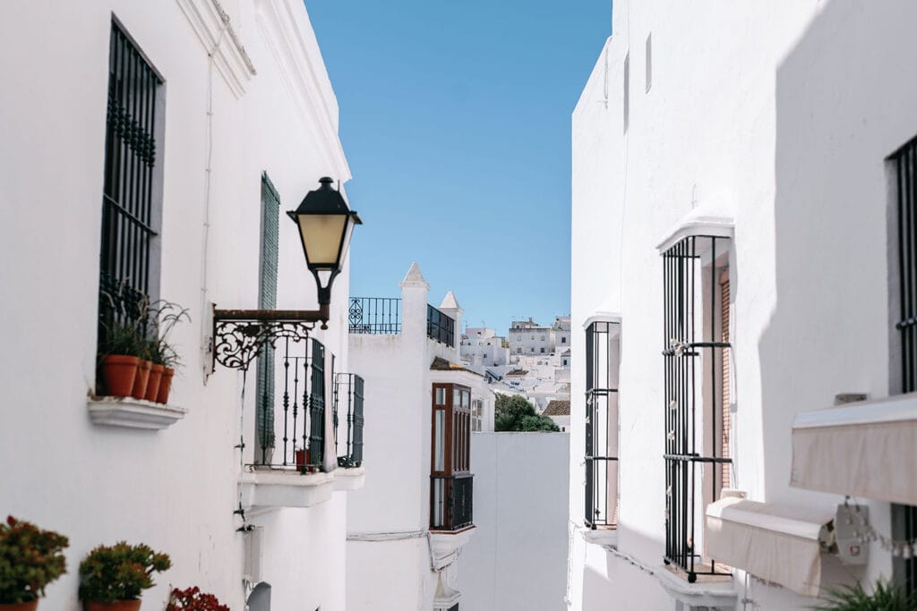 Białe domy Vejer de la Frontera na wzgórzu nad wybrzeżem Costa de la Luz