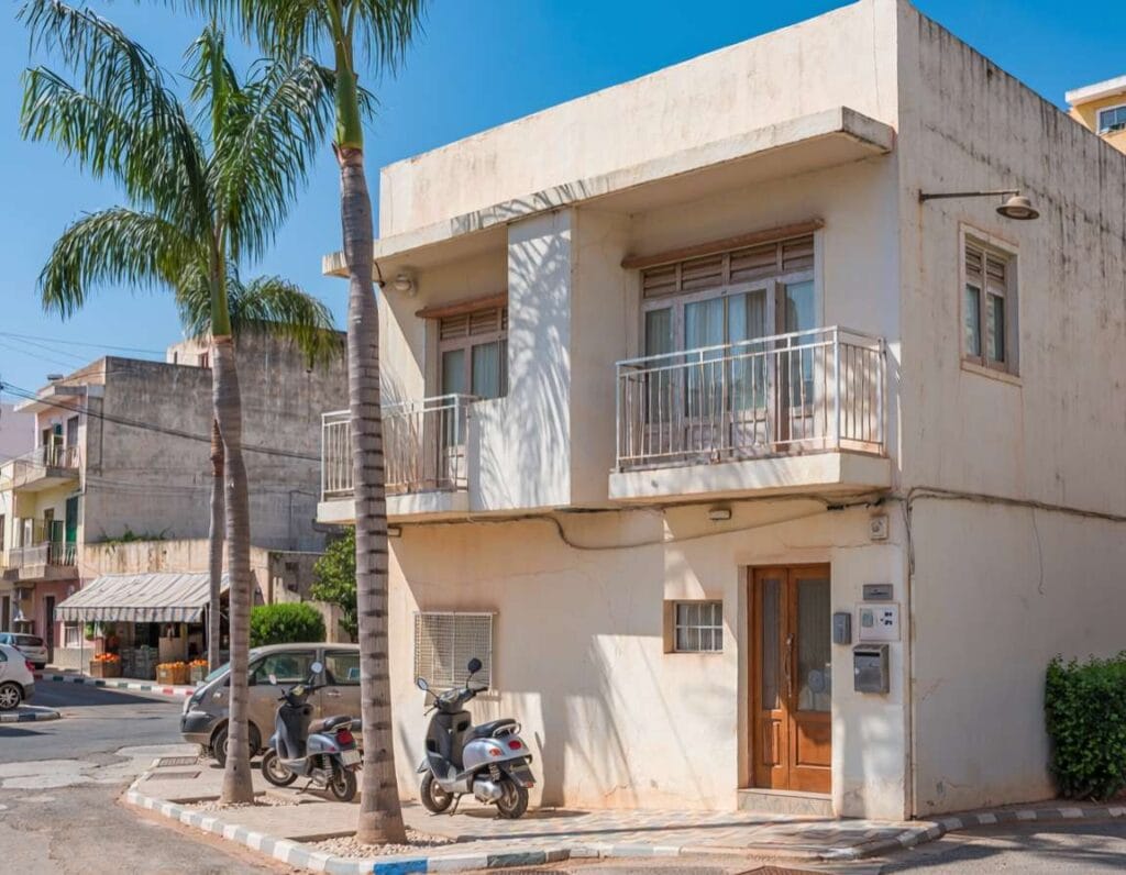 Hostal Casa de Huéspedes San Fernando to niedrogi pensjonat na Gran Canarii. Zdjęcie wygenerowane przez AI.