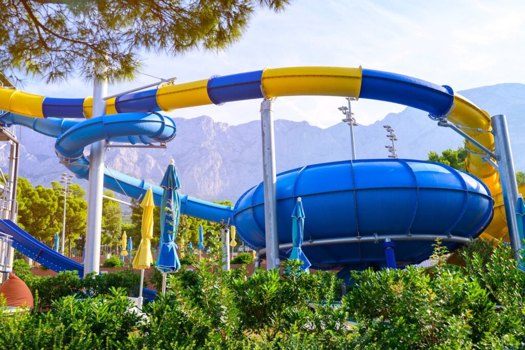 Winding slides surrounded by mountains are the trademark of Aqualand Maspalomas