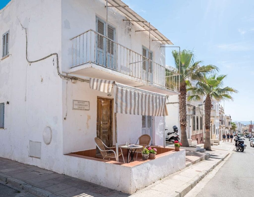 Hostal Moya oferuje niedrogi nocleg w Roquetas de Mar. Zdjęcie wygenerowane przez AI.