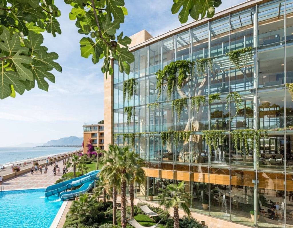 Playacapricho to hotel położony przy plaży. Zdjęcie wygenerowane przez AI.