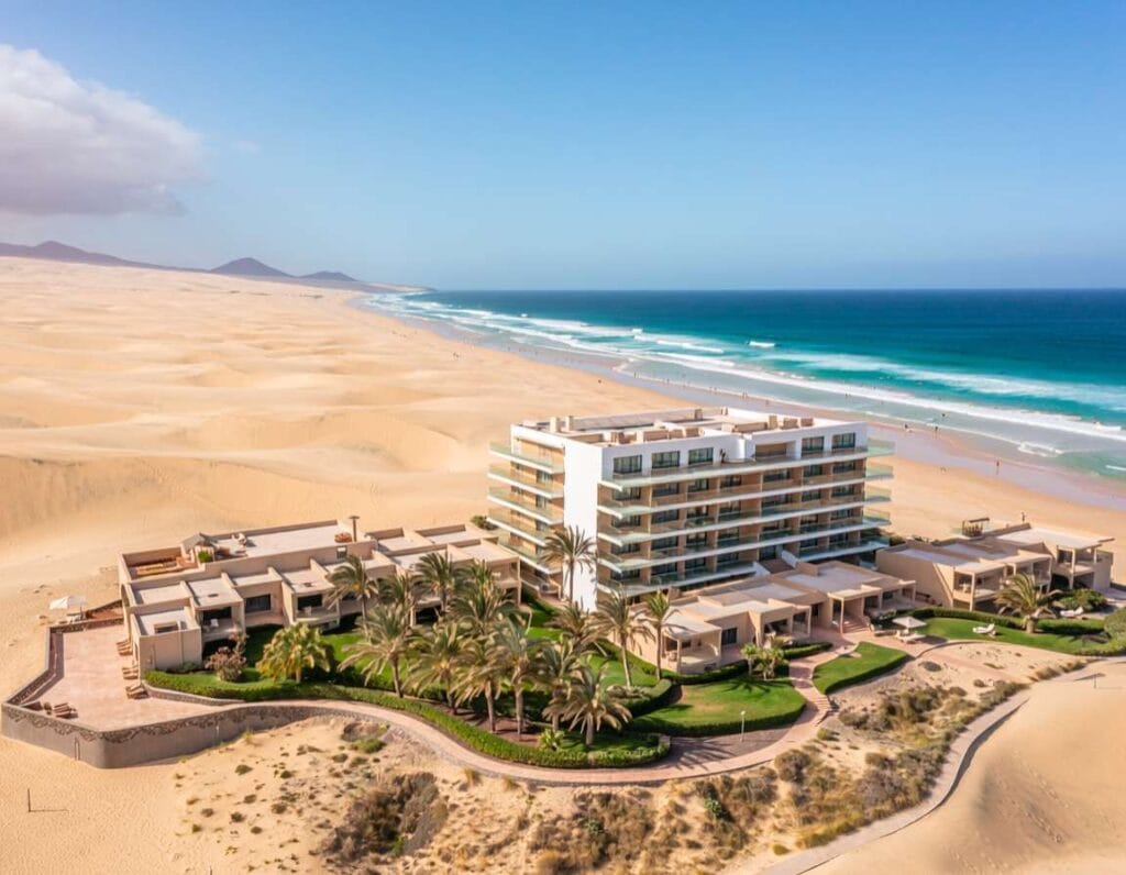 Hotel Riu Oliva Beach to komfortowy resort blisko wydm Corralejo. Zdjęcie wygenerowane przez AI.