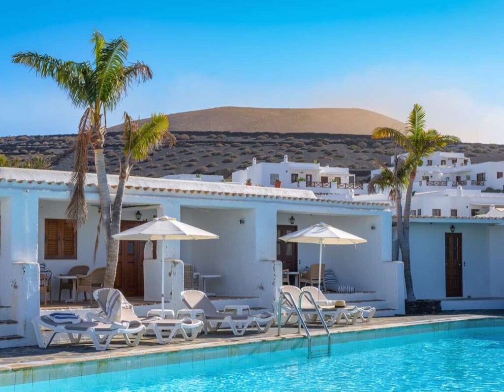 Smy Tahona Fuerteventura to 3-gwiazdkowy hotel blisko plaży. Zdjęcie wygenerowane przez AI.