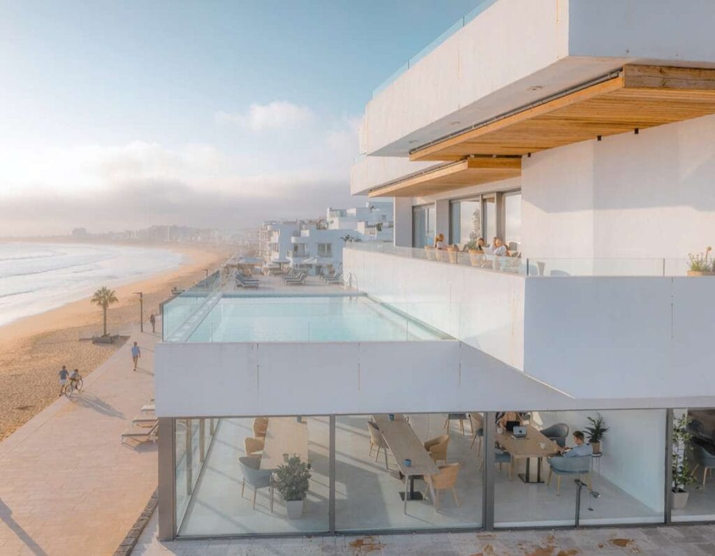 Sercotel Playa Canteras to 3-gwiazdkowy hotel blisko plaży. Zdjęcie wygenerowane przez AI.