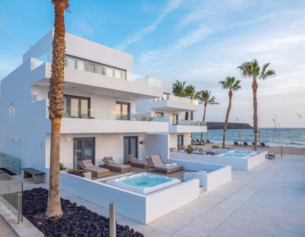 Barceló Teguise Beach to 4-gwiazdkowy hotel dla dorosłych. Zdjęcie wygenerowane przez AI.