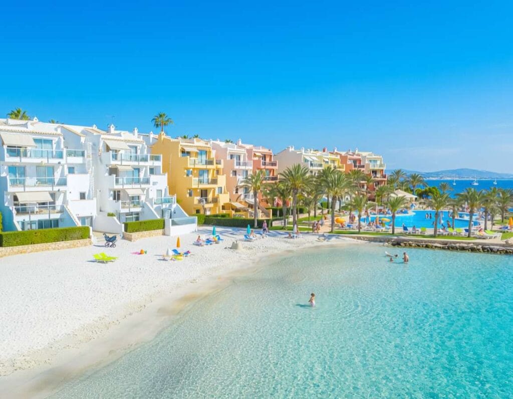 Sunwing Alcudia Beach to 4-gwiazdkowy hotel przy plaży. Zdjęcie wygenerowane przez AI.