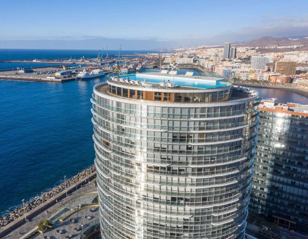 AC Hotel Gran Canaria by Marriott oferuje komfortowy nocleg blisko Poema del Mar. Zdjęcie wygenerowane przez AI.