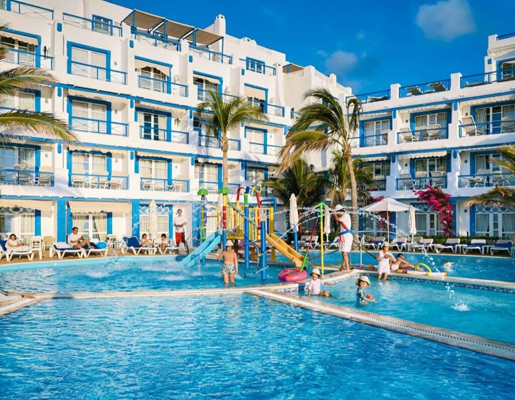 Marinada to niedrogi hotel w Salou. Zdjęcie wygenerowane przez AI.