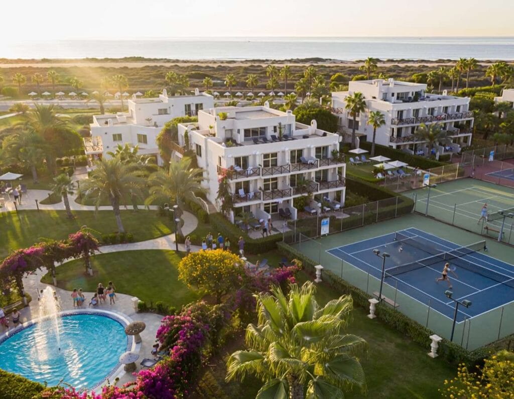 Hipotels Mediterraneo Club to rodzinny resort blisko plaży. Zdjęcie wygenerowane przez AI.