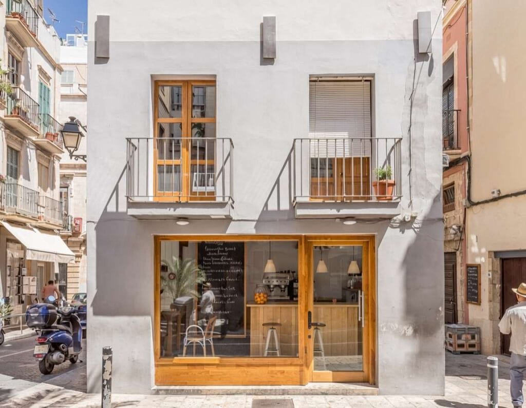 Hostal La Lonja to niedrogi pensjonat w Alicante. Zdjęcie wygenerowane przez AI.