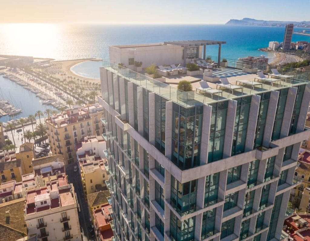 Eurostars Mediterranea Plaza to komfortowy hotel blisko plaży. Zdjęcie wygenerowane przez AI.