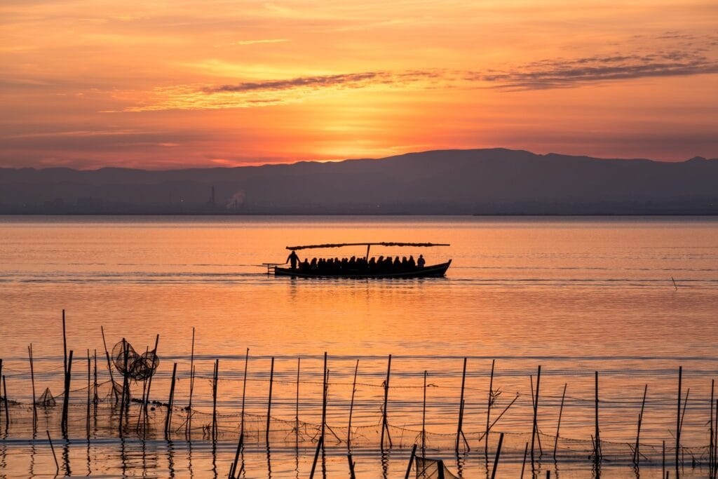 Rejs tradycyjną łodzią po lagunie Albufera o zachodzie słońca to jeden z najpiękniejszych widoków w regionie Walencji