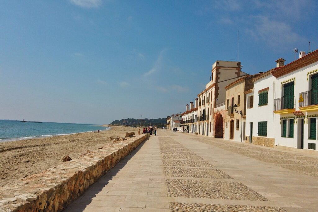 Promenada Botigues de Mar w Altafulli z dawnymi domami rybaków stoi tuż przy piaszczystej plaży