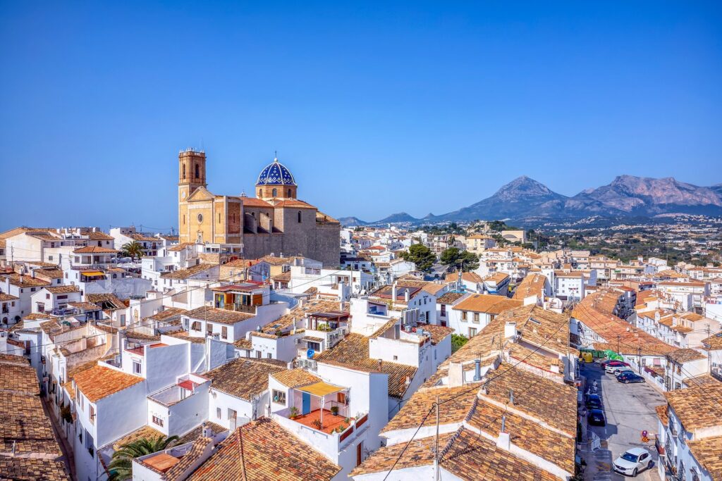 Stare miasto w Altei wspina się na wzgórze nad Costa Blanca.