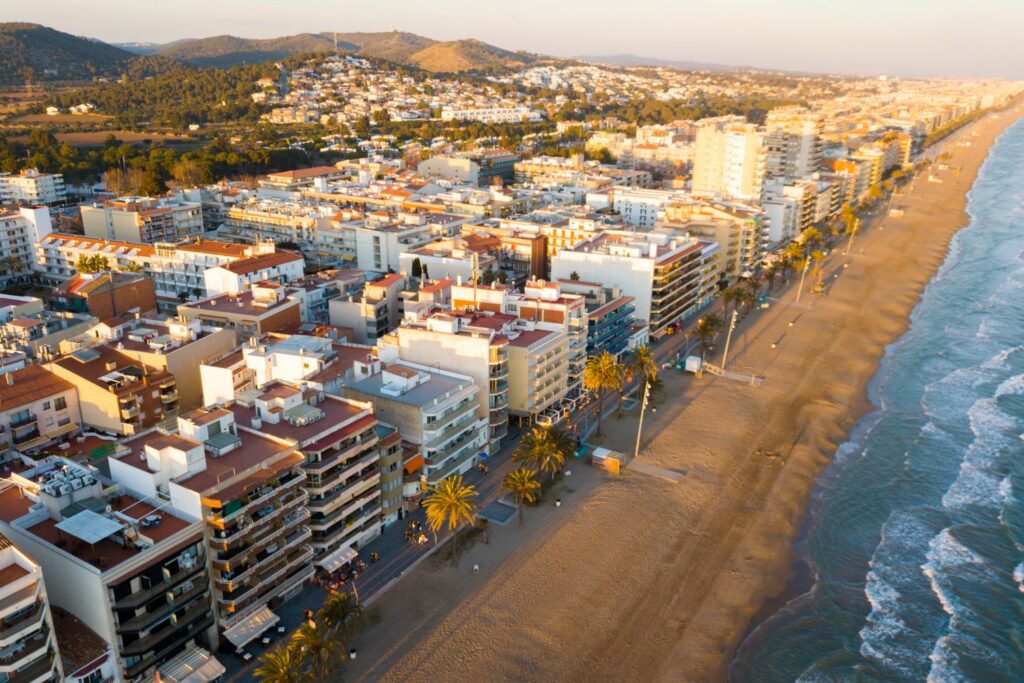 Calafell ma ponad 5 km szerokiej piaszczystej plaży z długą nadmorską promenadą