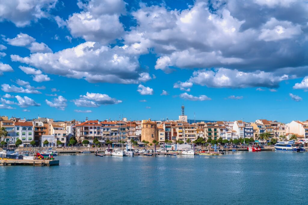 Port w Cambrils z kolorowymi kamienicami przy nabrzeżu to serce dawnej wioski rybackiej